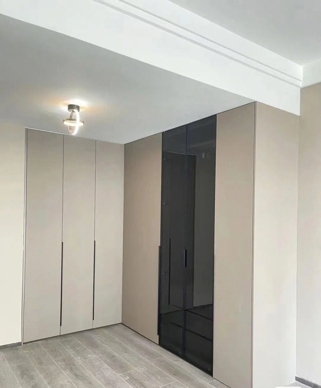 满城区新房定制衣帽间：不规则空间如何规划L型与U型布局？