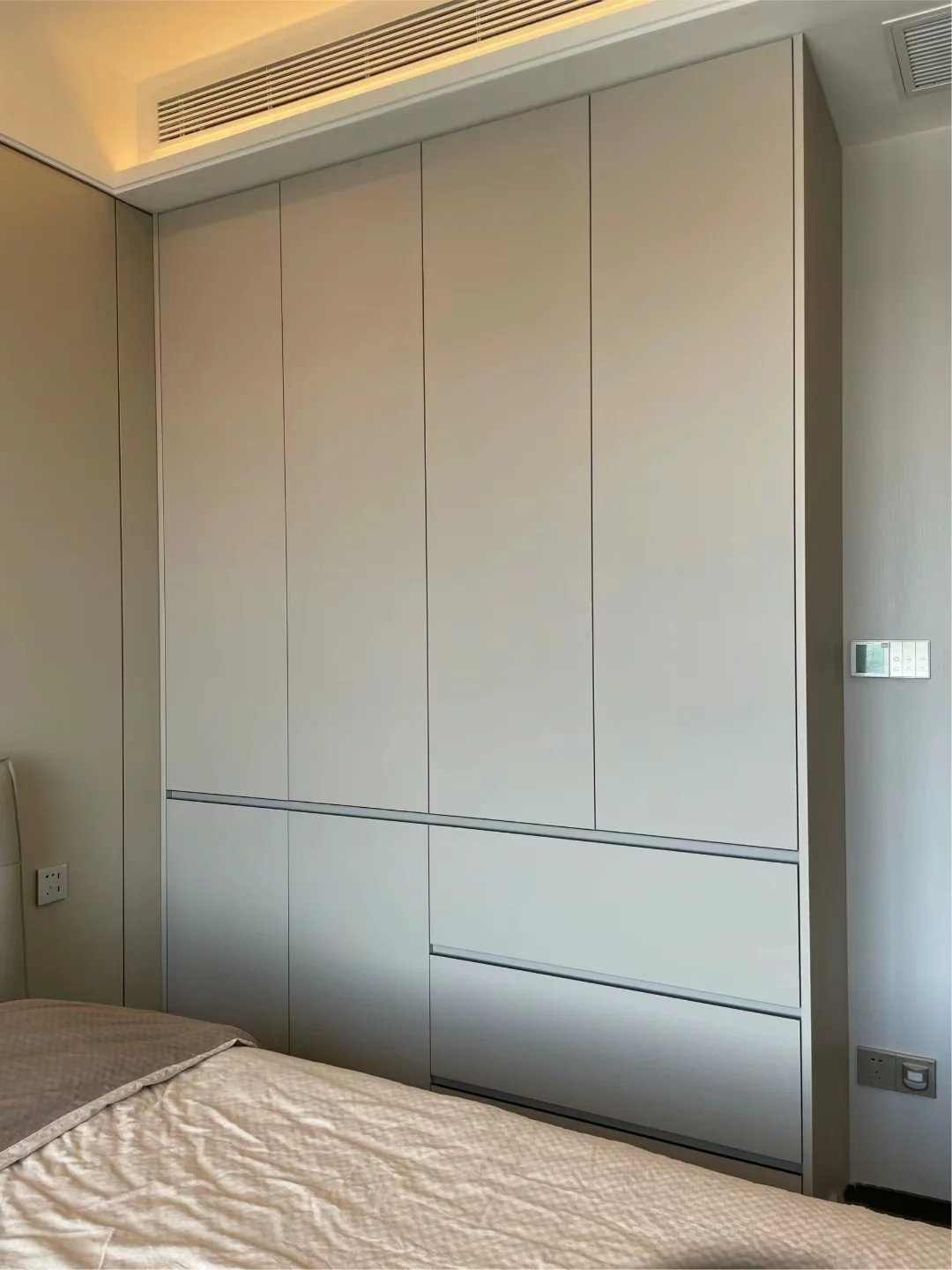 毛坯房定制衣柜前,卧室空调插座位置与柜体侧板冲突怎么调整?