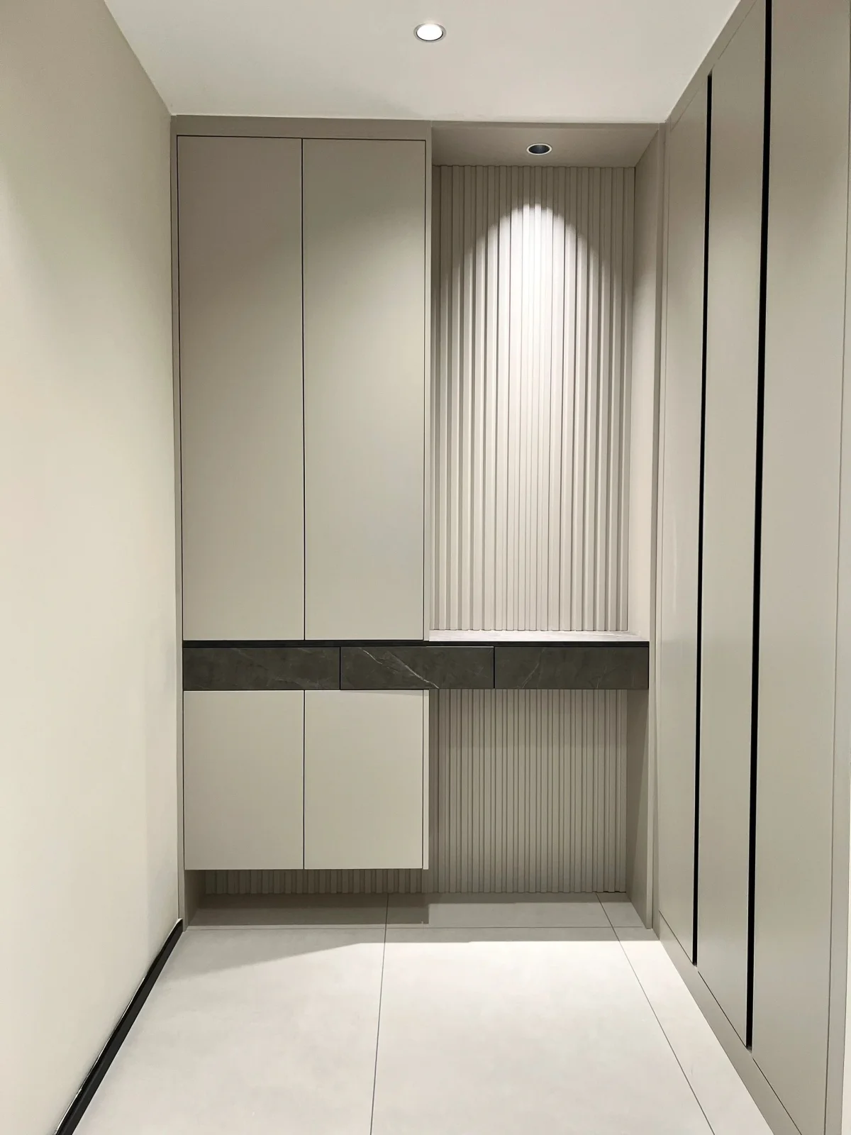 廊坊开发区老房翻新定制玄关鞋柜门厅柜：旧防盗门门槛凸出高度怎么测？柜体底部避让与收口方案