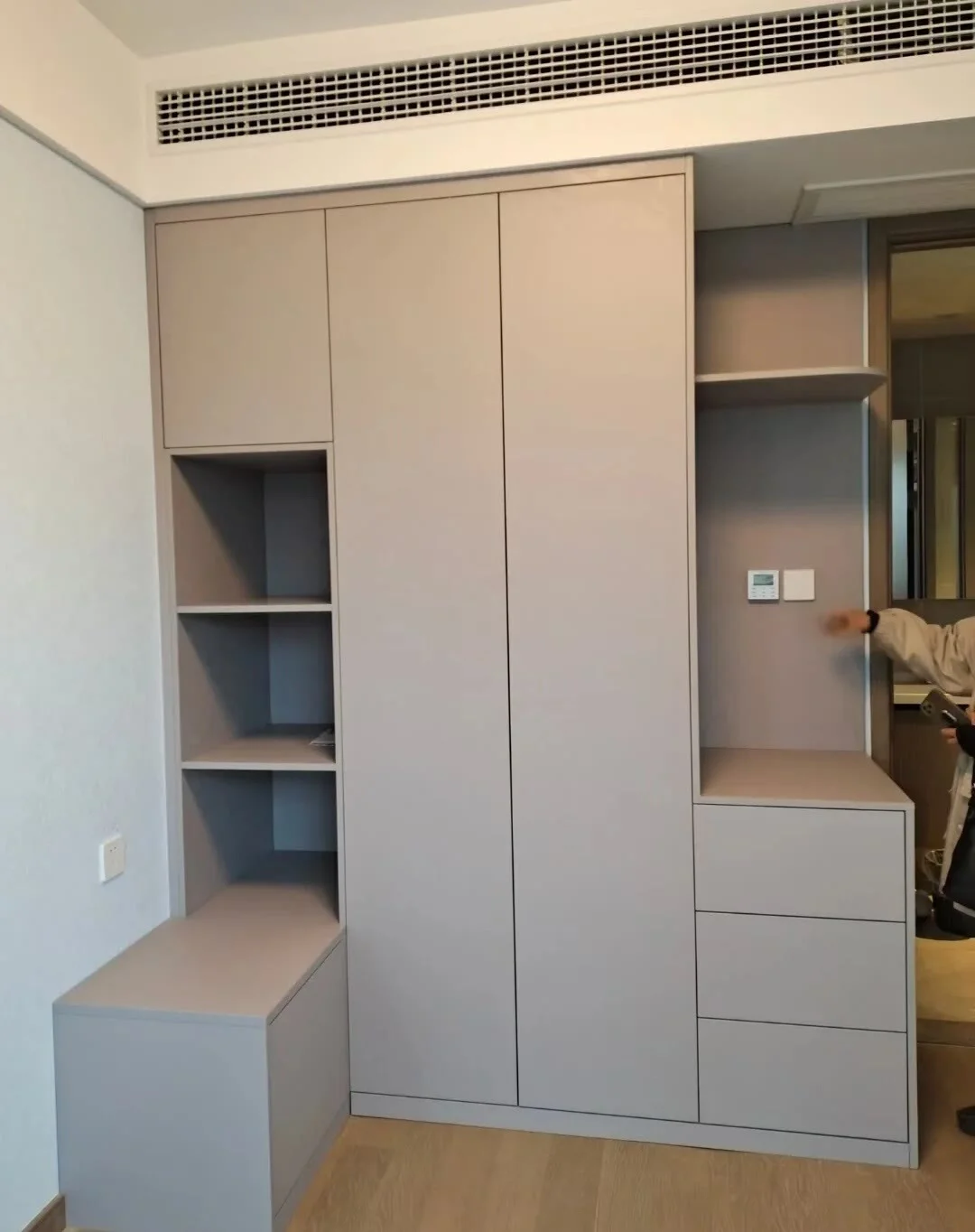 涿州老房翻新定制衣柜：暗埋接线盒凸出，如何用金属探测仪定位并设计背板避让开孔？
