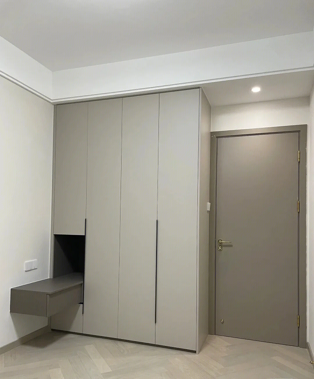 徐水区老房翻新全屋定制：旧墙铲除后平整度差，柜体安装前如何确定找平与收口方案？