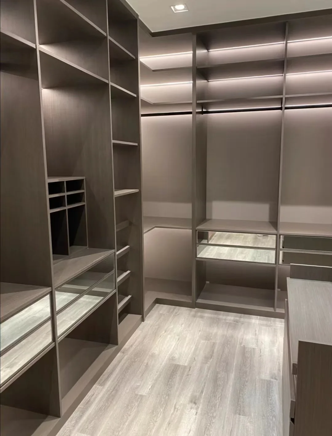 新房毛坯房定制衣帽间：安装前如何用激光测距仪核对中央空调回风口检修口与柜体侧板的避让距离？