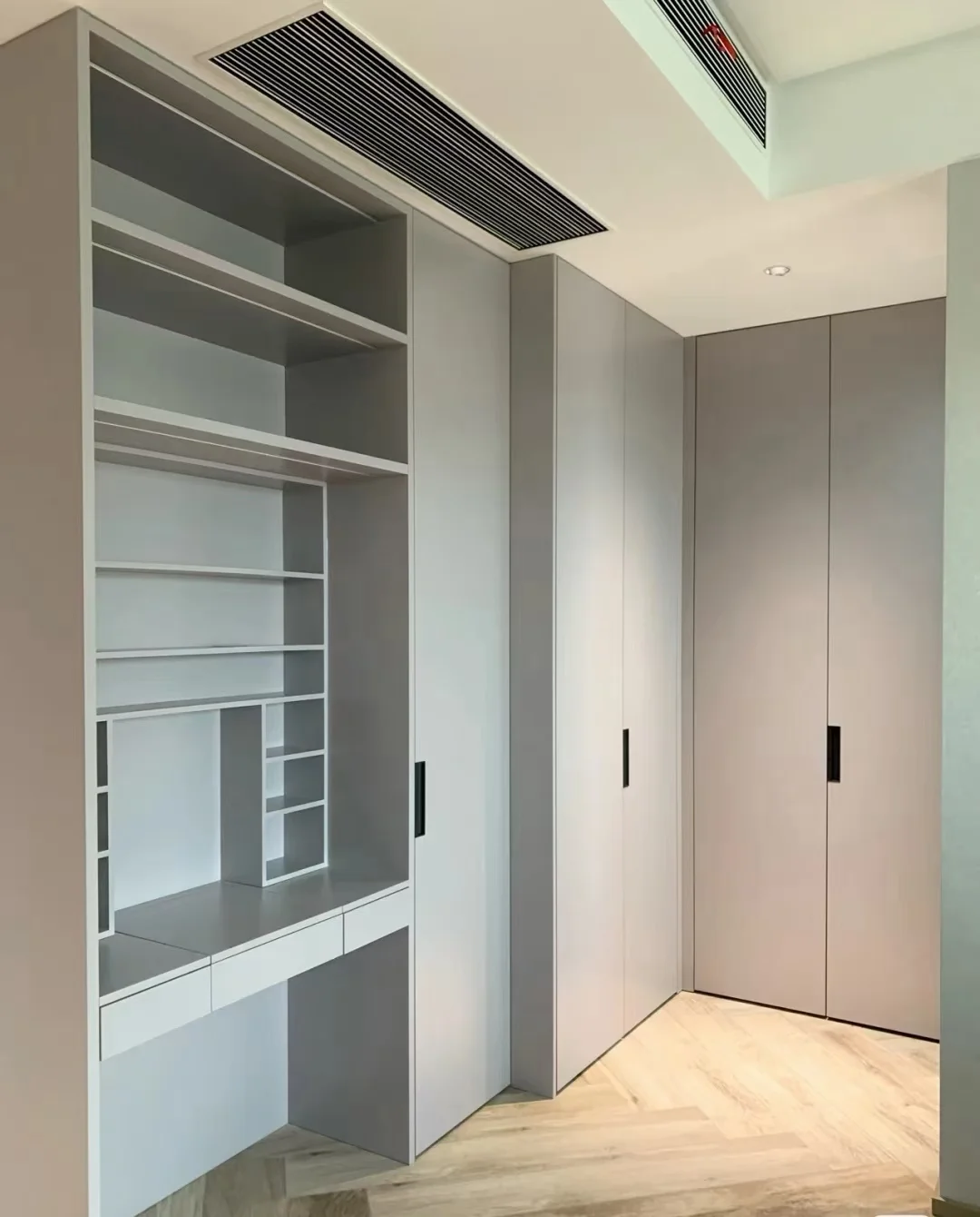 东城区老房翻新书柜：旧壁纸铲除后墙面空鼓，背板锚固区怎么划