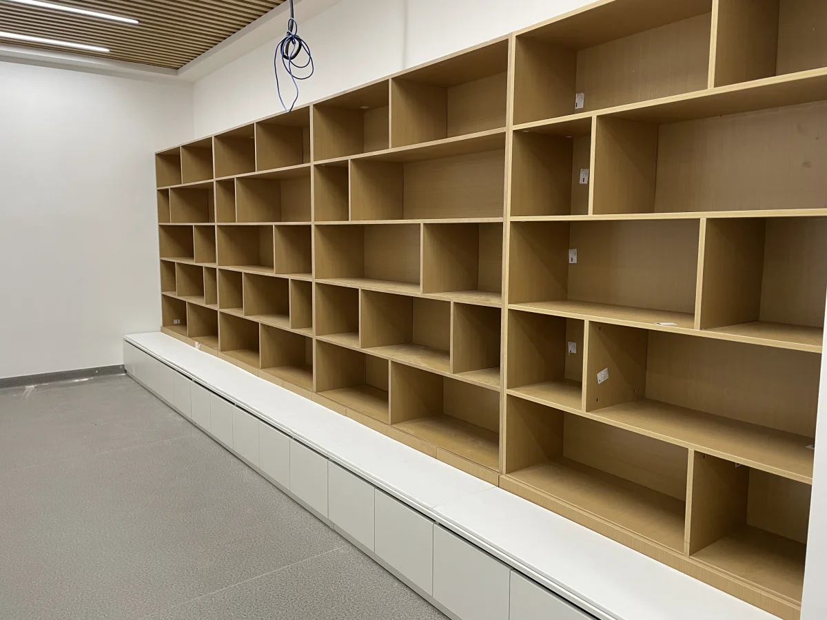丰台区毛坯房定制展柜:墙面不直时展柜与墙面怎么收口?