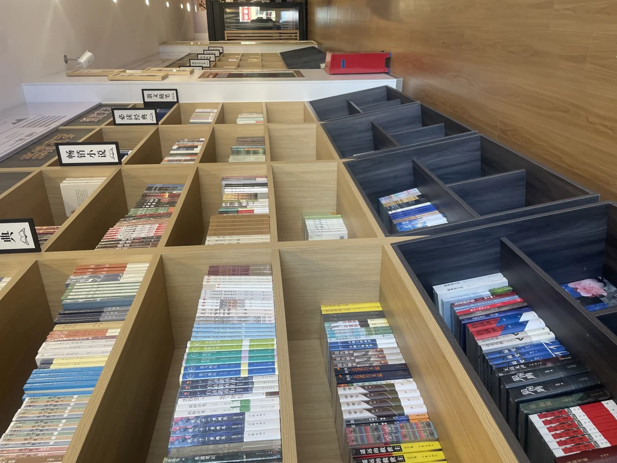 北京东城区二手房翻新定制展柜：旧墙面不平整且有旧装饰残留，展柜与墙面如何收口？
