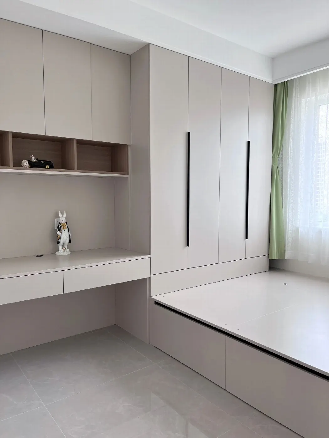 现代风格全屋定制实景：现代风格全屋定制案例：以简洁线条与整体收纳为主，覆盖门厅、客厅、餐厅、厨房与卧室。